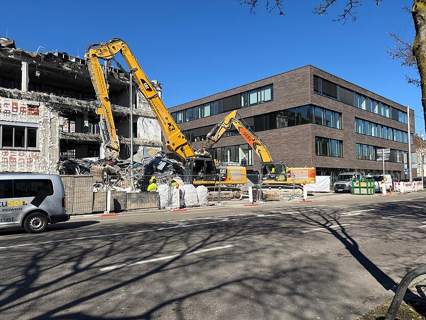 Am Dienstag sind Bagger mit den Abrissarbeiten an dem Gebäude in der Schaeuffelenstraße im Einsatz.