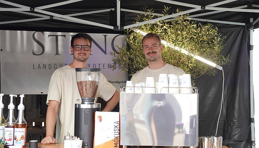 Vincent Monning (links) und Bruder Jan-Niclas hier ihrer selbstgebauten, mobilen Kaffeebar.