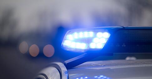 Nach einem Unfall auf der A6 am Samstag sucht die Polizei Zeugen &ndash; die Aussagen der Unfallbeteiligten gehen auseinander. (Symbolbild)