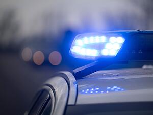 Nach einem Unfall auf der A6 am Samstag sucht die Polizei Zeugen &ndash; die Aussagen der Unfallbeteiligten gehen auseinander. (Symbolbild)