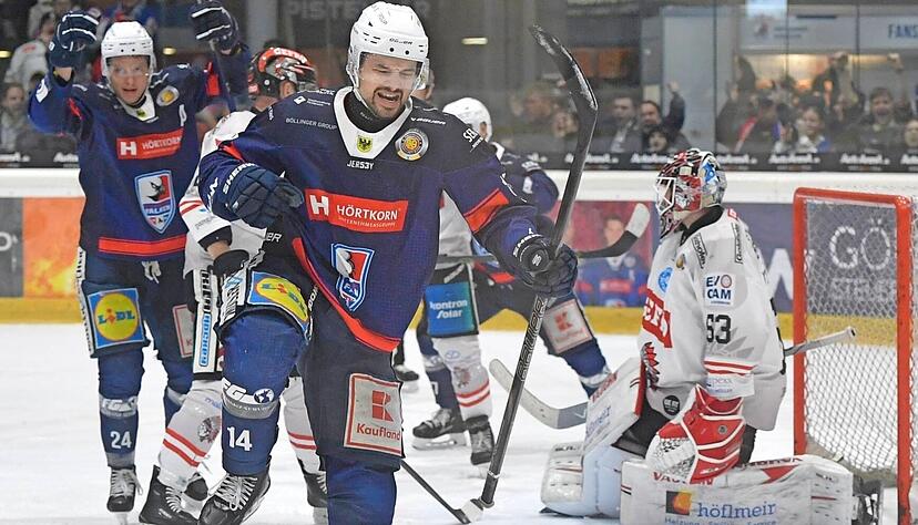 So sehen die Fans der Heilbronner Falken Stürmer Niklas Jentsch am liebsten: in Jubelpose nach einem eigenen Treffer in der Eishockey-Oberliga.
Foto: Mario Berger