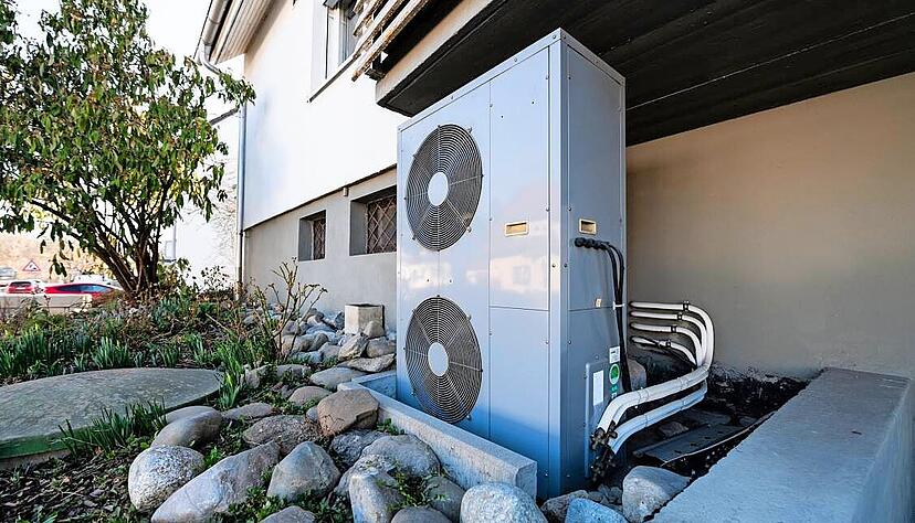 Eine moderne Wärmepumpe kann Wohnungseigentümern helfen, langfristig fossile Brennstoffe zu sparen und Betriebskosten zu reduzieren.