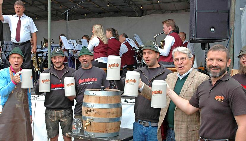 Fassanstich auf dem Blasenberg: Bürgermeister Rolf Kieser (links) und Mitglieder des Zechvereins singen beim offiziellen Festauftakt.Foto: Gerhard Dubinyi Fassanstich auf dem Blasenberg: Bürgermeister Rolf Kieser (links) und Mitglieder des Zechvereins singen beim offiziellen Festauftakt.Foto: Gerhard Dubinyi