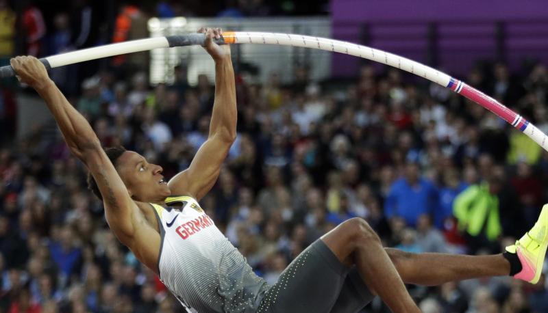 Hatte keinen guten Tag bei in London: Stabhochspringer Raphael Holzdeppe. Foto: Matthias Schrader Hatte keinen guten Tag bei in London: Stabhochspringer Raphael Holzdeppe. Foto: Matthias Schrader