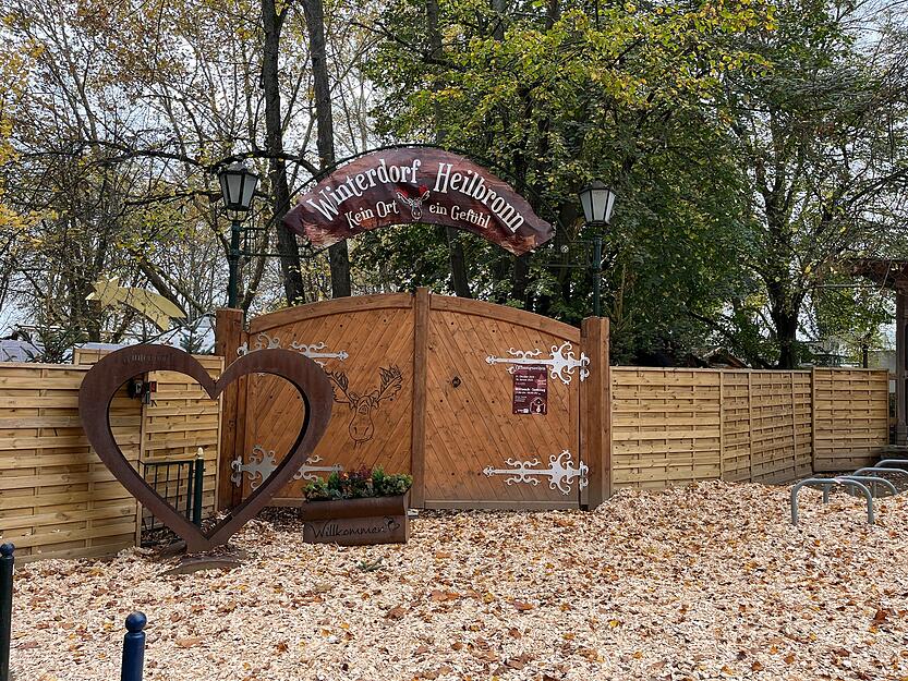 Noch ist das Tor zum Winterdorf geschlossen. Doch schon Donnerstagabend, 31. Oktober, lädt das Winterdorf Heilbronn wieder zum Feiern ein. Noch ist das Tor zum Winterdorf geschlossen. Doch schon Donnerstagabend, 31. Oktober, lädt das Winterdorf Heilbronn wieder zum Feiern ein.