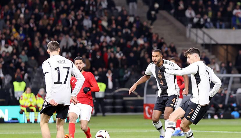 England-Legionär Kai Havertz (r) brachte die DFB-Elf früh in Führung. England-Legionär Kai Havertz (r) brachte die DFB-Elf früh in Führung.