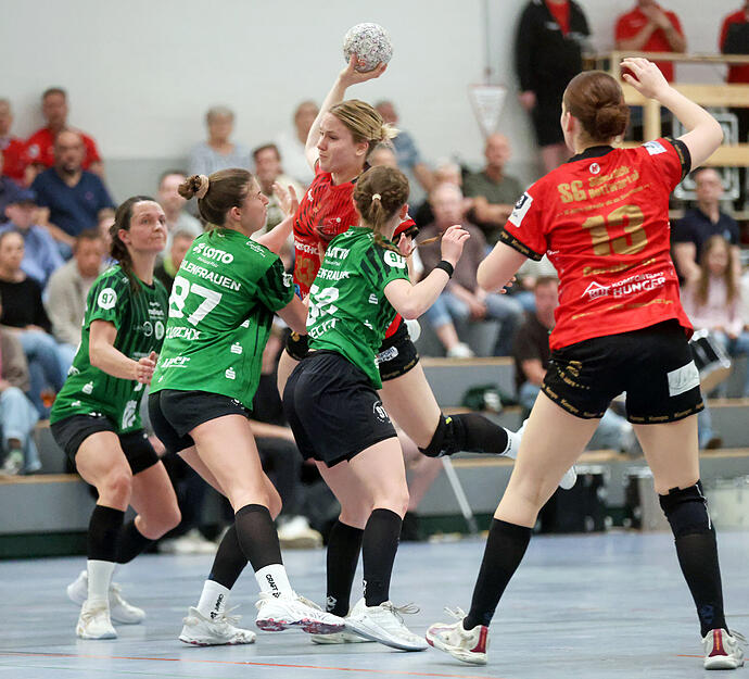 Handball 3. Liga Frauen, SG Schozach-Bottwartal gegen TSG Friesenheim, Sonja Christel (am Ball).