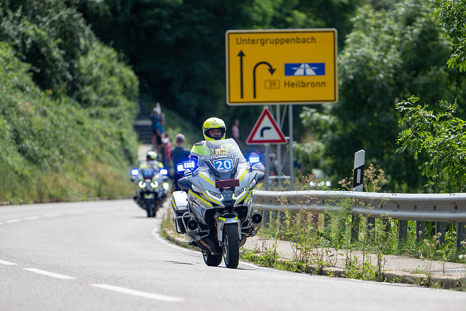 Gegen 13:30 Uhr fahren dann die ersten Führungsfahrzeuge vor. Gegen 13:30 Uhr fahren dann die ersten Führungsfahrzeuge vor.