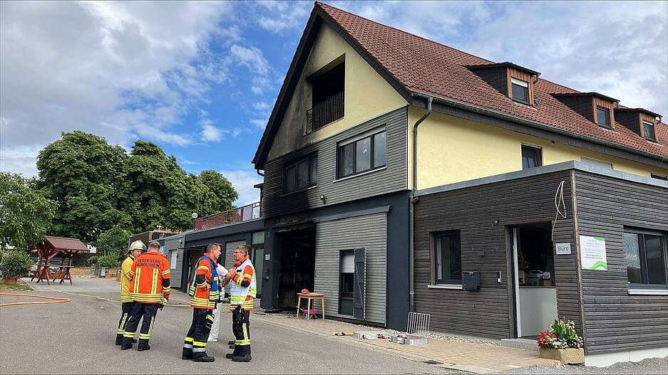 Die Einsatzkr&auml;fte der Feuerwehr konnten den Brand in Gundelsheim rasch unter Kontrolle bringen.