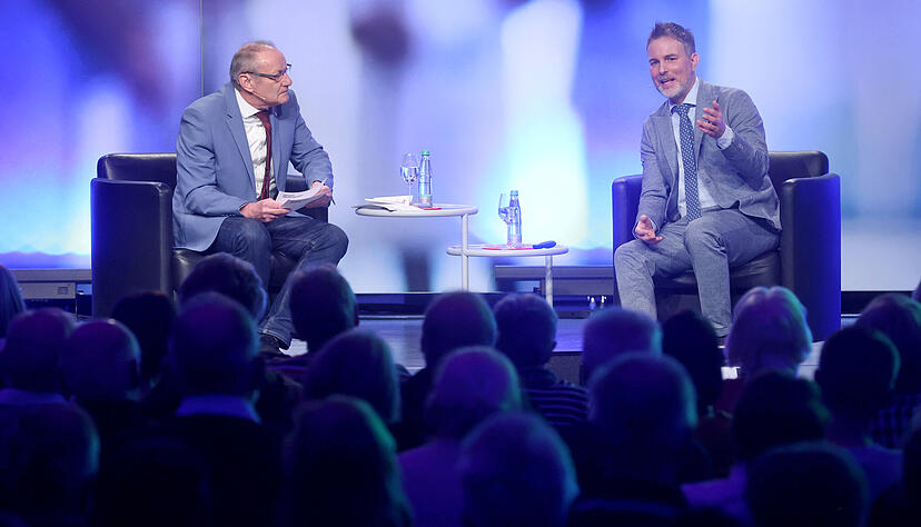 Mark Stettner (rechts) erkl&auml;rte bei der Abendvorlesung, was es mit Polyneuropathien auf sich hat. Thomas Zimmermann moderierte die Veranstaltung in der Kreissparkasse Heilbronn.