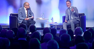 Mark Stettner (rechts) erkl&auml;rte bei der Abendvorlesung, was es mit Polyneuropathien auf sich hat. Thomas Zimmermann moderierte die Veranstaltung in der Kreissparkasse Heilbronn.