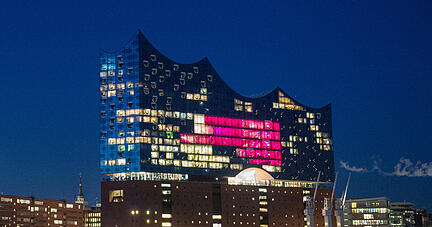 Die leuchtende Elbphilharmonie in Hamburg. Foto: dpa Die leuchtende Elbphilharmonie in Hamburg. Foto: dpa