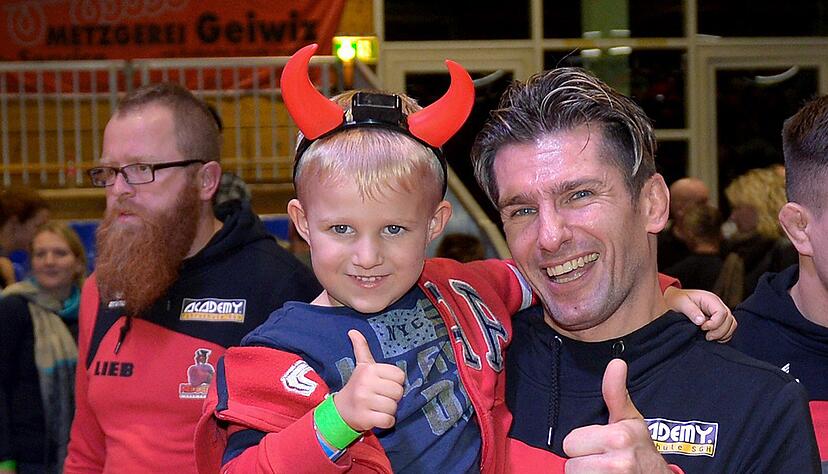 Die leuchtend roten Teufelshörner waren der Renner bei Jung und Alt, um die Red Devils zu unterstützen. Fotos: Mario Berger Die leuchtend roten Teufelshörner waren der Renner bei Jung und Alt, um die Red Devils zu unterstützen. Fotos: Mario Berger