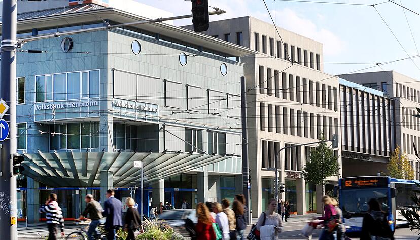 Die Volksbank Heilbronn trägt schwer an finanziellen Altlasten. Da die Sicherungseinrichtung des genossenschaftlichen Bankenlagers einspringt, steht der Fusion mit der VR Bank Schwäbisch Hall-Crailsheim kaum noch etwas im Wege. Foto: Archiv/Seidel Die Volksbank Heilbronn trägt schwer an finanziellen Altlasten. Da die Sicherungseinrichtung des genossenschaftlichen Bankenlagers einspringt, steht der Fusion mit der VR Bank Schwäbisch Hall-Crailsheim kaum noch etwas im Wege. Foto: Archiv/Seidel