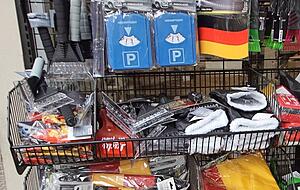 Ist der Party-Patriotismus pass&eacute;? Fanartikel beim Schn&auml;ppchen-Shop.