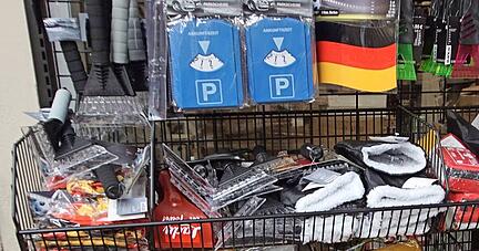 Ist der Party-Patriotismus pass&eacute;? Fanartikel beim Schn&auml;ppchen-Shop.