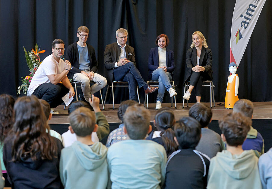Kinder sollen mit dem Roboter interagieren und ihre Sprachkenntnisse im Dialog verbessern.