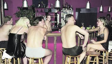 Samstagabend im &Ouml;hringer Swinger-Club "Feel it": An der Bar plaudern G&auml;ste, w&auml;hrend in anderen Bereichen die Kontakte intensiver werden. Das Lokal im &Ouml;hringer Katharinengraben hat seit Mai 2002 ge&ouml;ffnet. (Foto: Kircher)