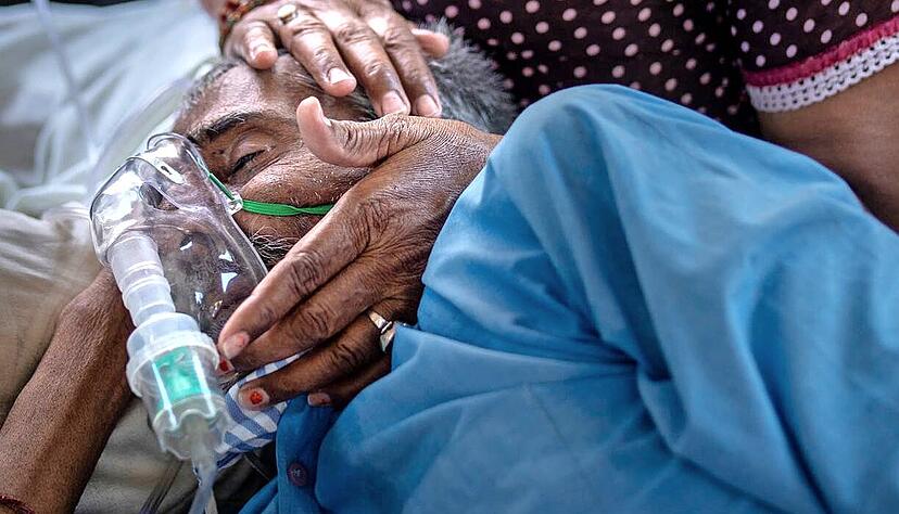 In Neu Delhi und anderen Städten ist die Lage dramatisch: Die Krankenhäuser sind hoffnungslos überlastet. Menschen versuchen irgendwie, Sauerstoff zu organisieren.
Foto: dpa In Neu Delhi und anderen Städten ist die Lage dramatisch: Die Krankenhäuser sind hoffnungslos überlastet. Menschen versuchen irgendwie, Sauerstoff zu organisieren.
Foto: dpa