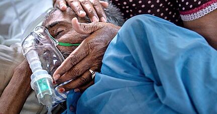 In Neu Delhi und anderen Städten ist die Lage dramatisch: Die Krankenhäuser sind hoffnungslos überlastet. Menschen versuchen irgendwie, Sauerstoff zu organisieren.
Foto: dpa