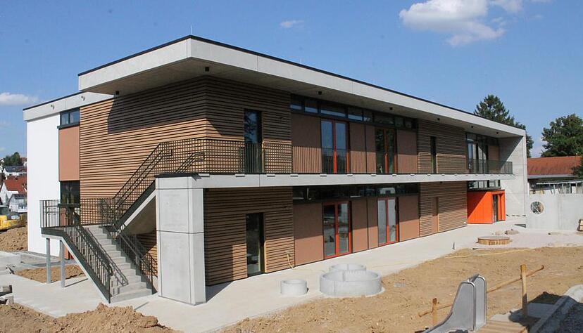 Im April 2015 haben die Kinder mit dem Spatenstich den Bau gestartet. Jetzt ist das 35 Meter lange und 15 Meter breite Geb&auml;ude bezugsfertig. Es tr&auml;gt die Handschrift von Architektin Annette Becker-Huschka.