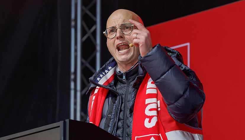 Audi-Gesamtbetriebsratschef J&ouml;rg Schlagbauer ist ein Mann der deutlichen Worte. Er hat klare Forderungen an die Politik.