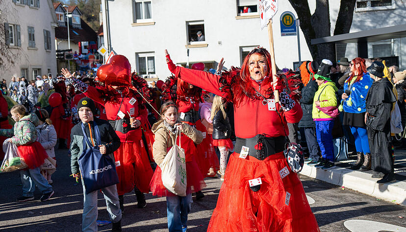 Beim farbenfrohen Faschingsumzug in Heinsheim wird kräftig gefeiert. Beim farbenfrohen Faschingsumzug in Heinsheim wird kräftig gefeiert.