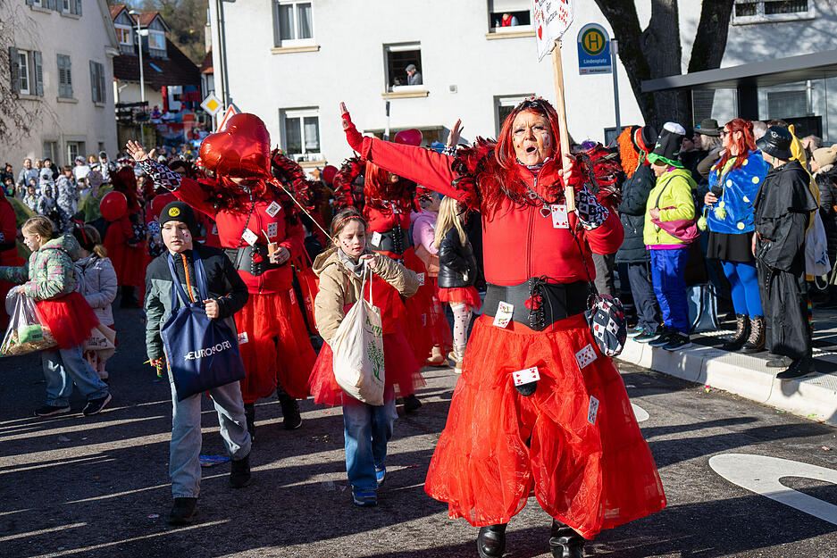 Beim farbenfrohen Faschingsumzug in Heinsheim wird kr&auml;ftig gefeiert.