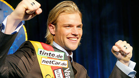 "Mister Germany 2009" Dirk Schlemmer freut sich am Samstag (13.12.2008) in Linstow (Kreis G&uuml;strow) &uuml;ber seine Wahl zum sch&ouml;nsten Mann Deutschlands. Der 24-j&auml;hrige Student und "Mister Baden-W&uuml;rttemberg" setzte sich gegen 17 Mitbewerber im Alter von 21 bis 28 Jahren durch. Foto: Bernd W&uuml;stneck dpa/lmv +++(c) dpa - Bildfunk+++