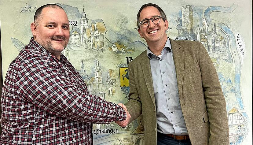 Zwei, die an einem Strang ziehen: Der Kirchhausener Internist Dr. Mark Glasauer (links) zieht Ende 2024 mit seiner Praxis nach F&uuml;rfeld. OB Sebastian Frei freut sich.