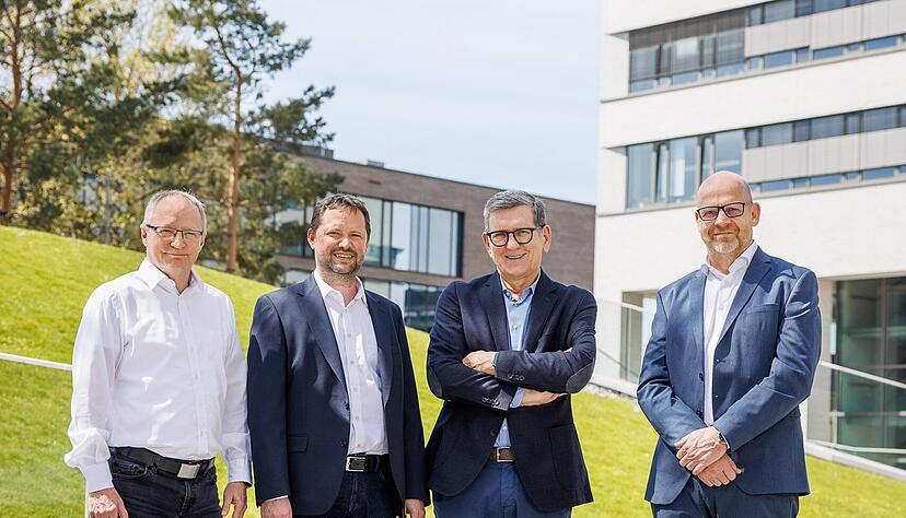 Arbeiten weiterhin zusammen (von links): Manfred Weigler (Referent, Dieter-Schwarz-Stiftung), Professor Heiner Lasi (Akademische Leitung, Ferdinand-Steinbeis-Institut), Professor Reinhold Geilsdörfer (Geschäftsführer, Dieter-Schwarz-Stiftung) und Michael Köhnlein (Geschäftsführer, Ferdinand-Steinbeis-Institut).
Foto: Matt Stark photography Arbeiten weiterhin zusammen (von links): Manfred Weigler (Referent, Dieter-Schwarz-Stiftung), Professor Heiner Lasi (Akademische Leitung, Ferdinand-Steinbeis-Institut), Professor Reinhold Geilsdörfer (Geschäftsführer, Dieter-Schwarz-Stiftung) und Michael Köhnlein (Geschäftsführer, Ferdinand-Steinbeis-Institut).
Foto: Matt Stark photography