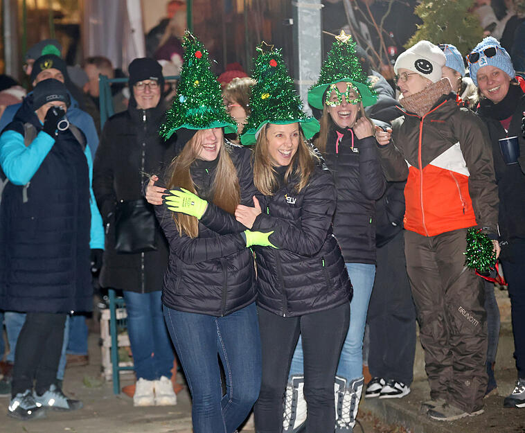 Christbaumschmiss in Kochert&uuml;rn: Wenn der Baum &uuml;ber f&uuml;nf Meter weit fliegt