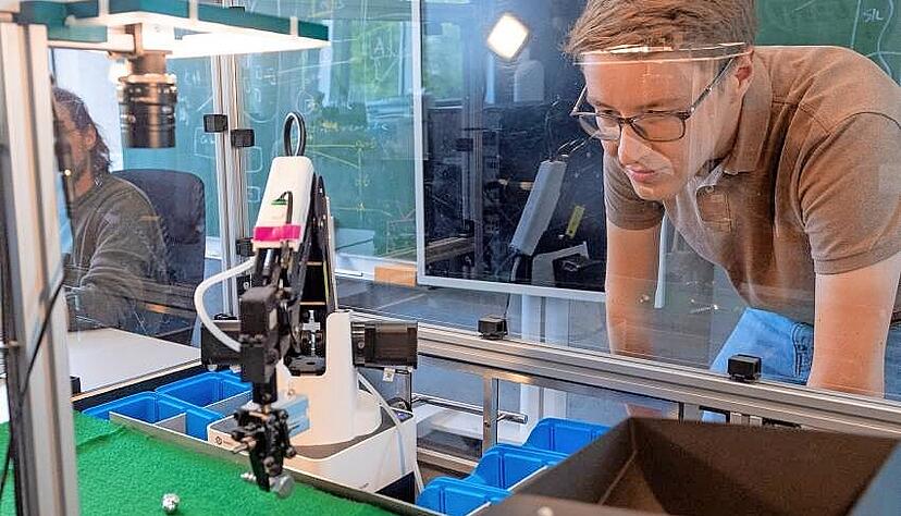 Eine KI-Anwendung sortiert Schrauben: Mit K&uuml;nstlicher Intelligenz befassen sich Forscher der Hochschule Heilbronn auch am Techcampus in Sontheim.