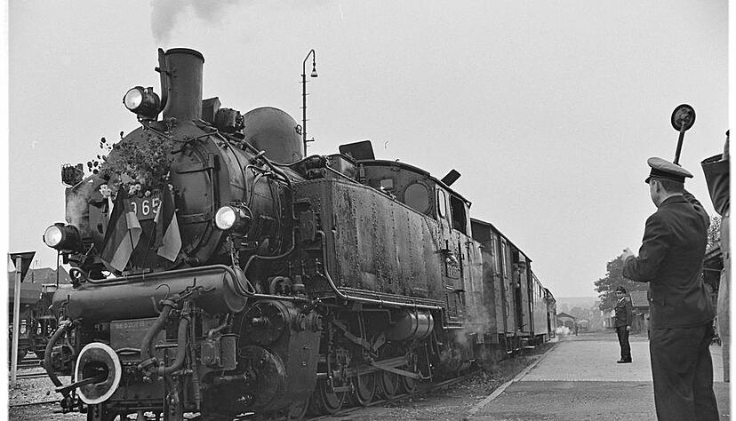 Zusammengestellt von Archiv und Dokumentation der Heilbronner Stimme 

Geschmückt mit Blumen und Fähnchen findet am 30. Oktober 1966 die letzte Personenfahrt, eine Dampfbahnsonderfahrt, mit der Bottwartalbahn statt.