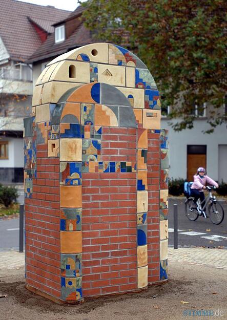 2009: Lee Babel hat eine Skulptur im Rahmen der Initiative Soziale Nordstadt realisiert. An der Wartbergstra&szlig;e Ecke Sichererstra&szlig;e steht ihre drei Meter hohe Arbeit "Turm f&uuml;r Heilbronn".