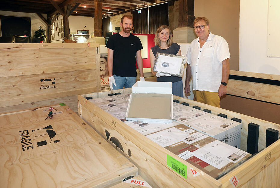 Museum im Schafstall, Neuenstadt am Kocher, letzte Ausstellung von Museumsleiter Hubert Sawatzki (von rechts) Isidore Tillers und Blake Thomson packen die Werke von Imants Tillers aus.