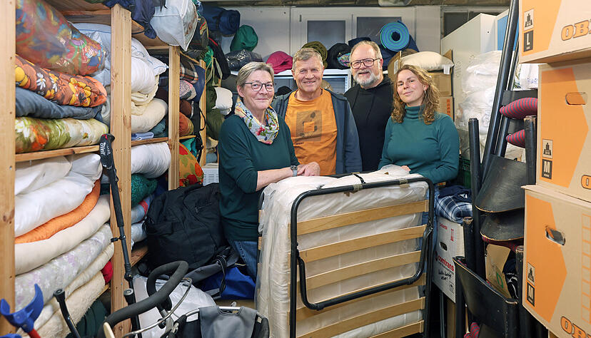 Uli Lambert (links), Hans-Martin Klenk, Wolfgang Kümmerle und Lena Döttling im Keller des Unterstützungszentrums, wo die Klappbetten für den Erfrierungsschutz lagern.