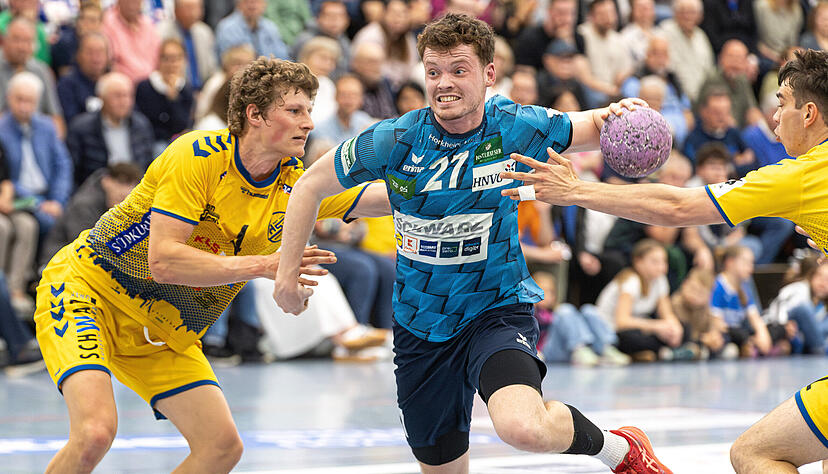 War einer von nur vier fitten R&uuml;ckraumspielern des TSB Horkheim: Yannik Polifka (am Ball). Er war mit sechs Treffern hinter Niklas Roth (neun) und Yannik Starz (zehn, davon vier Siebenmeter), drittbester Sch&uuml;tze der Gastgeber.