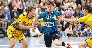 War einer von nur vier fitten R&uuml;ckraumspielern des TSB Horkheim: Yannik Polifka (am Ball). Er war mit sechs Treffern hinter Niklas Roth (neun) und Yannik Starz (zehn, davon vier Siebenmeter), drittbester Sch&uuml;tze der Gastgeber.