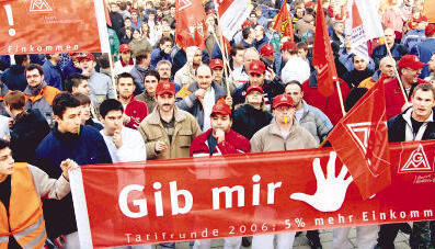 Lockere Sprüche zu ernsten Mienen: 7500 Metaller demonstrierten auf dem Neckarsulmer Marktplatz für fünf Prozent mehr Lohn und Gehalt. An der Kundgebung beteiligten sich Beschäftigte aus mehr als 20 Betrieben der Neckarsulmer Verwaltungsstelle. (Fotos: Rabea Sattar) Lockere Sprüche zu ernsten Mienen: 7500 Metaller demonstrierten auf dem Neckarsulmer Marktplatz für fünf Prozent mehr Lohn und Gehalt. An der Kundgebung beteiligten sich Beschäftigte aus mehr als 20 Betrieben der Neckarsulmer Verwaltungsstelle. (Fotos: Rabea Sattar)