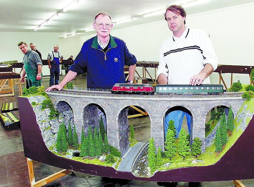 2001: Aufbau der Modelleisenbahnanlage zum Eisenbahnmuseum.