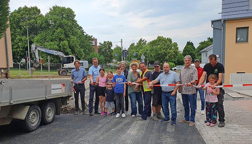 Mit einer Feierstunde wird die sanierte Zabergäustraße in Meimsheim eingeweiht, mit dem Bau des Kreisverkehrs am Lindenplatz geht es weiter.
Foto: Möllers