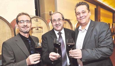 Sto&szlig;en mit Lemberger an: (von links) Vorstandsvorsitzender Rainer Lang, Kellermeister Friedrich Hammel, Gesch&auml;ftsf&uuml;hrer Thilo Heuft.Foto: Thomas Braun
