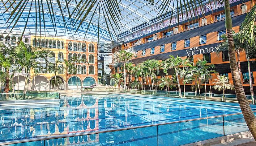 In der Therme Erding k&ouml;nnen Besucher am Wellenbad &uuml;bernachten: Auch in Sinsheim sollen zwei Hotels Zug&auml;nge zur Freizeitanlage des Friedrichshafener Architekten Josef Wund erhalten.Foto: Therme Erding
