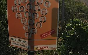 Am Waldparkplatz oberhalb von Ellhofen hat die CDU ein Plakat vergessen. Foto: Hatos Am Waldparkplatz oberhalb von Ellhofen hat die CDU ein Plakat vergessen. Foto: Hatos