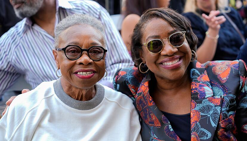 Die Ehrung f&uuml;r Otis Redding kommt 57 Jahre nach seinem Tod. Auch Familienangeh&ouml;rige wie seine Witwe (l) und seine Tochter nahmen an der Zeremonie teil.