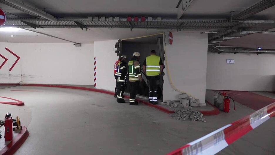 Unfall in der Tiefgarage: Ein Porsche durchbricht eine Betonwand. Unfall in der Tiefgarage: Ein Porsche durchbricht eine Betonwand.