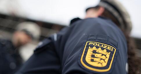 Die Polizei sucht nach einem Trickbetrüger.