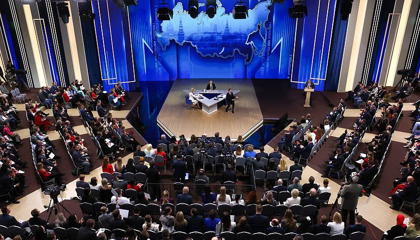 Journalisten und russische Bürger lauschen stundenlang dem Kremlchef. Journalisten und russische Bürger lauschen stundenlang dem Kremlchef.