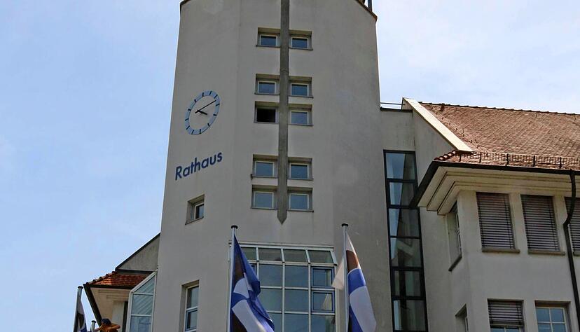 Noch ist nichts davon zu sehen, aber es ziehen wieder dunkle Wolken über dem Künzelsauer Rathaus auf.
Foto: Armin Rößler